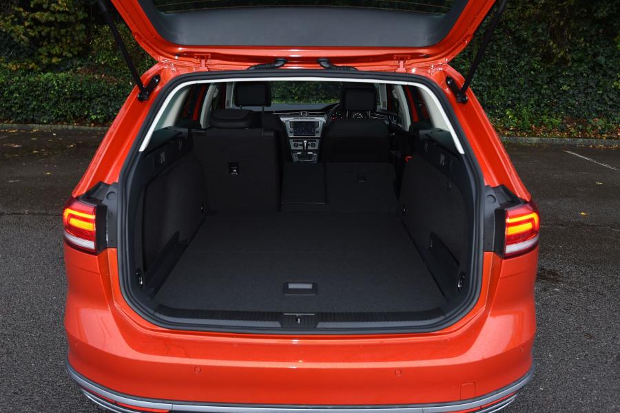  Volkswagen Passat Alltrack 2015 года  (UK) (фото 4 из 6)